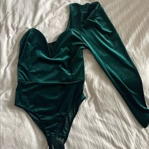 Emerald green velvet one shoulder V wire bodysuit.